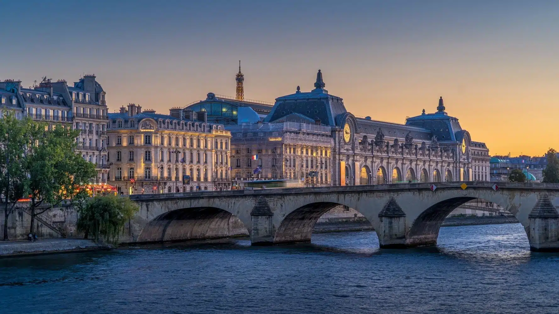 Entdecken Sie das reiche Erbe von Paris, einer ikonischen Stadt voller Geschichten, faszinierender Architektur, berühmter Denkmäler und kultureller Traditionen. Entdecken Sie die historischen Schätze, von Museen bis hin zu berühmten Vierteln, die Paris zu einem unverzichtbaren Reiseziel machen.