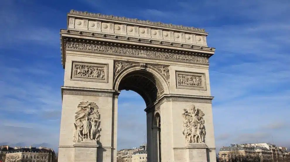 Entdecken Sie das reiche und faszinierende Erbe von Paris, zwischen historischen Denkmälern, symbolträchtigen Museen und malerischen Vierteln. Tauchen Sie ein in die Geschichte und Kultur der französischen Hauptstadt anhand ihrer architektonischen Schätze und ihres einzigartigen Erbes.