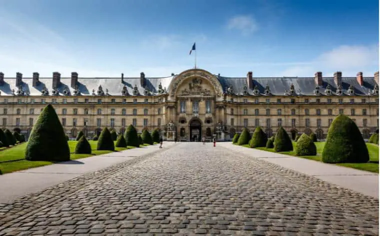 Entdecken Sie das reiche Erbe von Paris, einer ikonischen Stadt voller Geschichte, Architektur und Kultur. Erkunden Sie die berühmten Denkmäler, weltberühmten Museen und malerischen Gassen, die von einem jahrhundertealten Erbe zeugen. Es erwartet Sie eine Reise ins Herz der französischen Hauptstadt.