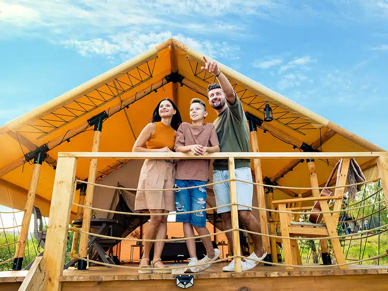 découvrez une sélection d'hébergements familiaux en france, idéaux pour des vacances inoubliables en famille. profitez d'appartements spacieux, de gîtes chaleureux et d'hôtels adaptés aux enfants, tout en explorant des destinations variées et attrayantes pour petits et grands.